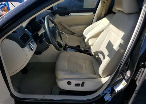 2012 Volkswagen Passat Se z USA, uszkodzony, nr VIN 1VWBP7A38CC051882